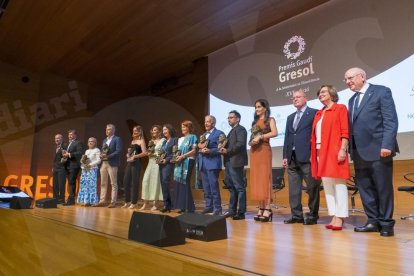 Foto de família amb els premis de l'edició d'enguany dels premis Gresol.