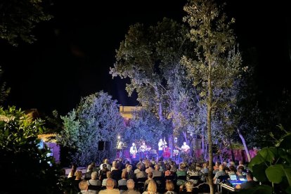 El concert d'havaneres del grup Balandra l'any passat al jardí de l'Ajuntament.