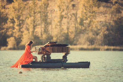 El jueves 8 de junio, a las 20.30 horas, en el muelle de los Pescadores del barrio marítimo del Serrallo, la música nos llegará desde el agua para que la ciudad mire al mar.