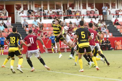 Pablo Fernández buscant un remat acrobàtic davant un defensor del Real Zaragoza.