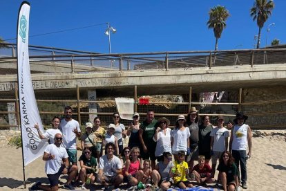 Els membres de les diferents organitzacions amb la brossa que han recollit de la platja del Miracle.