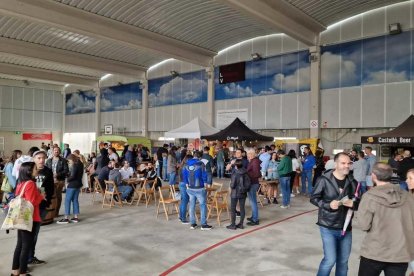 La Muestra de Cerveza Artesana de Castellvell reunió a 2.000 personas a pesar de la lluvia.