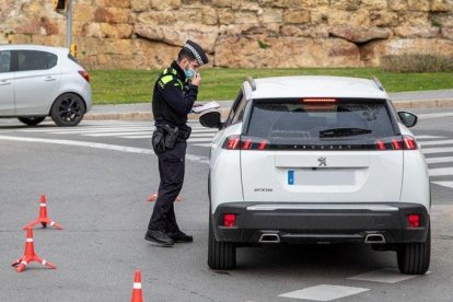 Un agent de la Guàrdia Urbana de Tarragona durant un control.