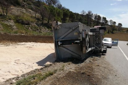 Imatge del camió bolcat amb la sorra