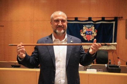 L'alcalde de Cambrils, Alfredo Clúa (PSC), sosté la vara de batlle en el ple d'investidura

Data de publicació: divendres 07 de juliol del 2023, 14:32

Localització: Cambrils

Autor: Ariadna Escoda