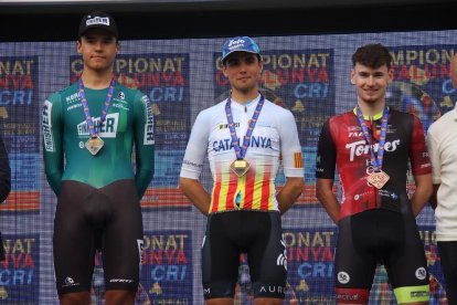 Fran Muñoz, en el centro de la imagen, con la medalla de oro.