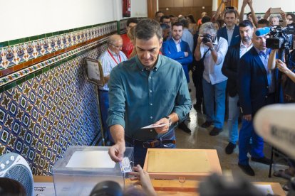 El president espanyol i candidat del PSOE a les eleccions, Pedro Sánchez, vota el 23-J.