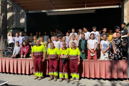 Los galardonados con los alumnos de la escuela.