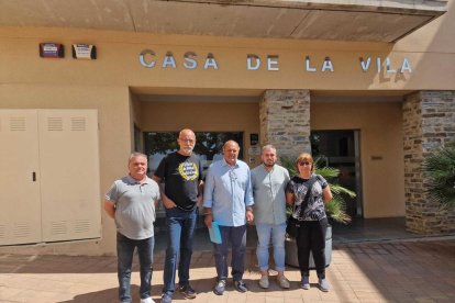 Pep Llonch, en el centro, con su equipo de gobierno.