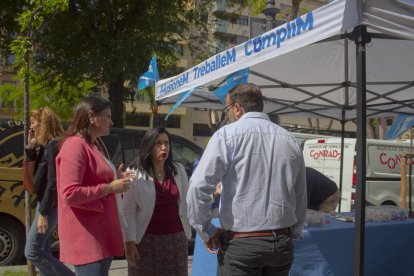 La candidata del PP va visitar l'OMAC de la Rambla Nova.