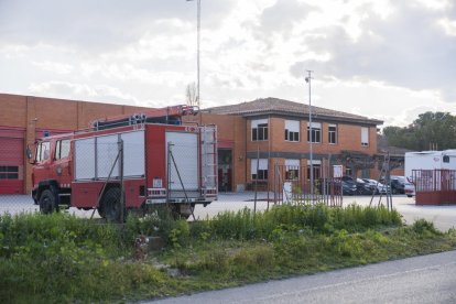 Imatge de l'equipament i d'un camió de bombers.