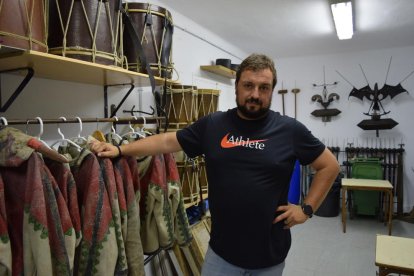 Dani Montero en la sede del Ball de Diables de Tarragona.