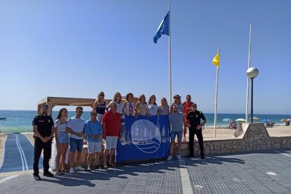 Els representants municipals, amb la Bandera Blava 2023.