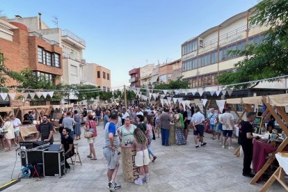 Gent a la plaça Catalunya de L'Hospitalet de l'Infant.