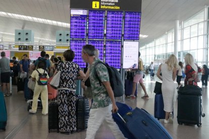 El paso continuo de pasajeros en la zona de salidas del aeropuerto del Prat.