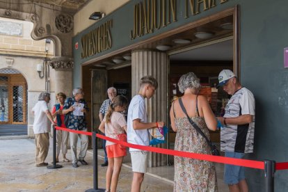 Un grup de persones fent cua per poder visitar l'interior de l'obra de Domènech i Montaner.