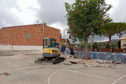 Imatge de les obres de millora del pati de l'escola centenària de la Bisbal.