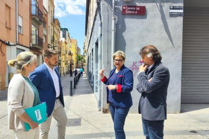 Junts ha realitzat una roda de premsa davant l'emblemàtic edifici de l'arquitectura industrial del s.XIX.