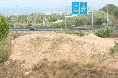 Imagen de la montaña de arena acumulada por las obras del aparcamiento disuasivo en la calle Guillem Oliver.