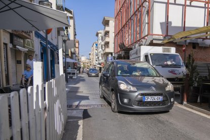 El carrer de Pau Casals de Cambrils, ahir.