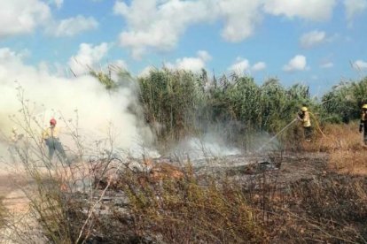 Imatge dels Bombers extingint l'incendi.