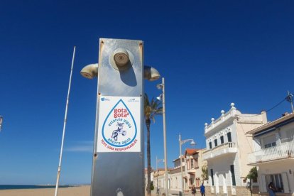 Una dutxa tancada a una platja vendrellenca.