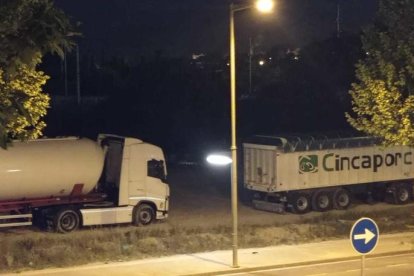 Camions aparcats al costat de l'avinguda Riudoms, prop del Parc de la Festa.