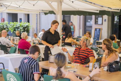 Durant aquesta primera setmana d'agost, ha arribat una onada de turistes francesos a Tarragona que ha permès anar omplint les terrasses.