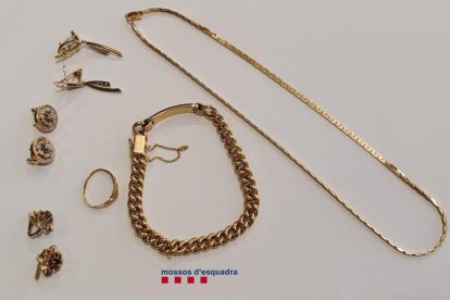 Las joyas sustraídas por la mujer detenida de nuevo por los Mossos d'Esquadra.