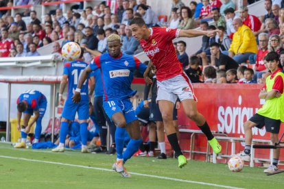 Pablo Fernández luchando con Kwasi Sibo, centrocampista del Amorebieta, en el duelo de la ida.