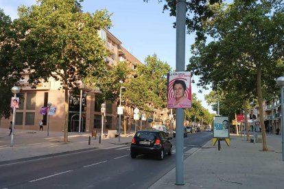 La avenida Ramon d'Olzina, la vía más importante de Vila-seca, llena de carteles electorales.