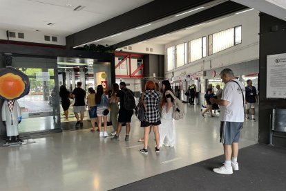 Cola en el Centro de Atención al Cliente de la estación de autobuses del pasado viernes por la tarde.