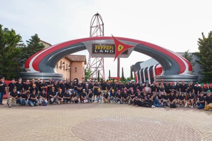 Los trabajadores de la empresa celebraron su cumpleaños en el popular parque de atracciones.