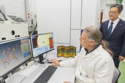 Un investigador utilizando el primer difractómetro de electrones en el ICIQ.