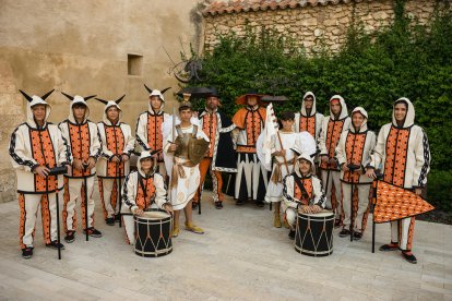 Integrants del Ball de Diables de la Canonja amb la nova indumentària.