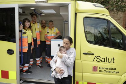 Radia Bakkari, sosteniendo a su hija Aisha, que nació el pasado marzo con graves dificultades para respirar.