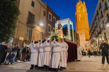 Els portants del pas de l'Ecce Homo, carregant el misteri a espatlles a l'última Setmana Santa.