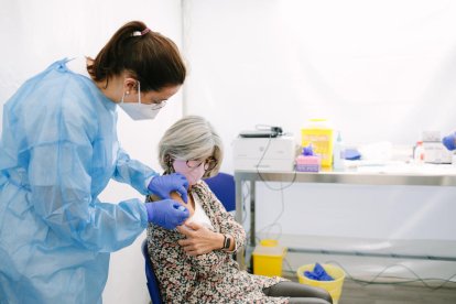 Imatge de la vacunació de personal educatiu al CAP Sanllehy de Barcelona.