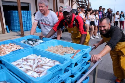 Pescadors empenyen el carro de