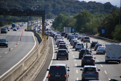 Vehicles aturats a l'AP-7 a la Roca del Vallès durant l'operació tornada del cap de setmana de Sant Joan.