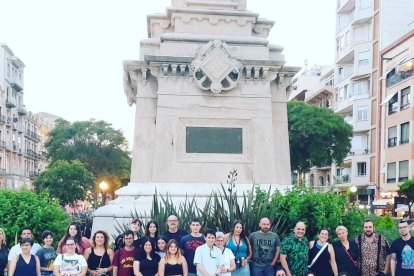 Encuentro de un grupo en el Balcón del Mediterráneo de Tarragona minutos antes de empezar la ruta el pasado sábado 1 de julio.