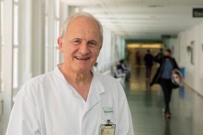 El coordinador de l'estudi i consultor del Servei d'Hepatologia del Clínic, Pere Ginès, en un passadís de l'hospital barceloní.