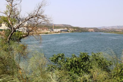 El embalse de Flix sin el recinto confinado que ya se ha retirado.