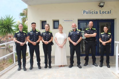 La alcaldesa de Creixell con los cuatro nuevos agentes, el jefe de la Policía Local y el jefe de formación del Cuerpo.