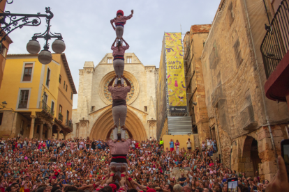 Les escales de la Catedral de Tarragona es van omplir de gom a gom per veure els castells de la colla dels Xiquets de Tarragona.