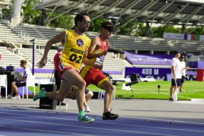 Gerard Descarrega (el de la derecha), en la primera ronda de los 400 metros. Foto: Comité Paralímpico Español