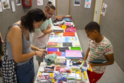 Diverses persones es van apropar per aprofitar el material escolar donat.