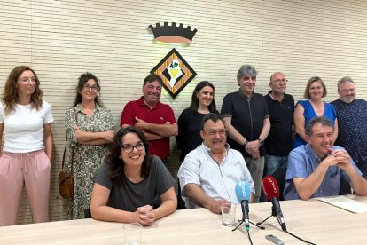 Eva Amposta, coordinadora de Movem, Ramon Jornet, presidente de ERC de la Terra Alta, y Joaquin Paladella, diputado del PSC en el Parlament con los consejeros y consejeras que integrarán el gobierno comarcal.