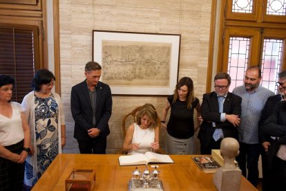 La ministra firmando en el libro de honor del Ayuntamiento de Reus.