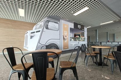 La 'food truck' compta amb taules per poder consumir els productes.